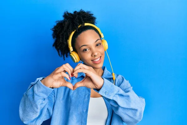 Chica Afroamericana Joven Escuchando Música Usando Auriculares Sonriendo Amor Mostrando —  Fotos de Stock
