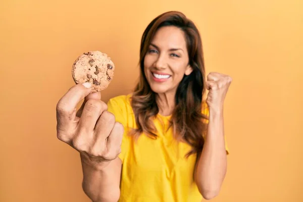 Jeune Femme Latine Tenant Cookie Criant Fier Célébrant Victoire Succès — Photo