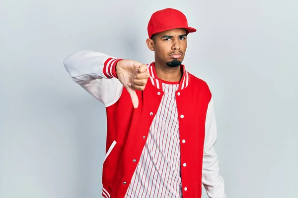 Jovem Afro Americano Vestindo Uniforme Beisebol Parecendo Infeliz Irritado Mostrando — Fotografia de Stock