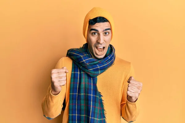 Stilig Hispanic Man Bär Ull Hatt Och Vinter Halsduk Firar — Stockfoto