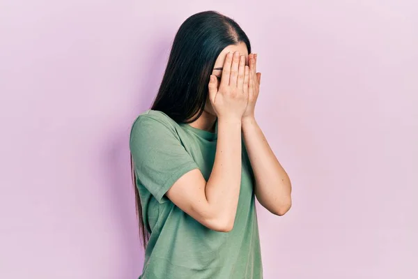 Mulher Bonita Com Olhos Azuis Vestindo Camiseta Casual Com Expressão — Fotografia de Stock