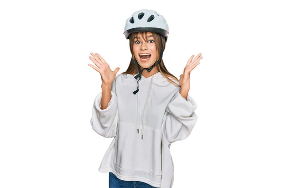 Adolescente Caucasiano Menina Vestindo Capacete Bicicleta Celebrando Louco Espantado Com — Fotografia de Stock