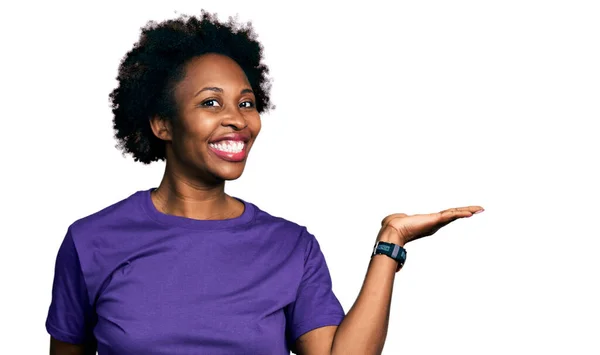 Mujer Afroamericana Con Pelo Afro Vistiendo Casual Camiseta Púrpura Sonriendo — Foto de Stock