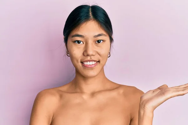 Jonge Chinese Vrouw Staan Topless Tonen Huid Lachende Vrolijke Presenteren — Stockfoto