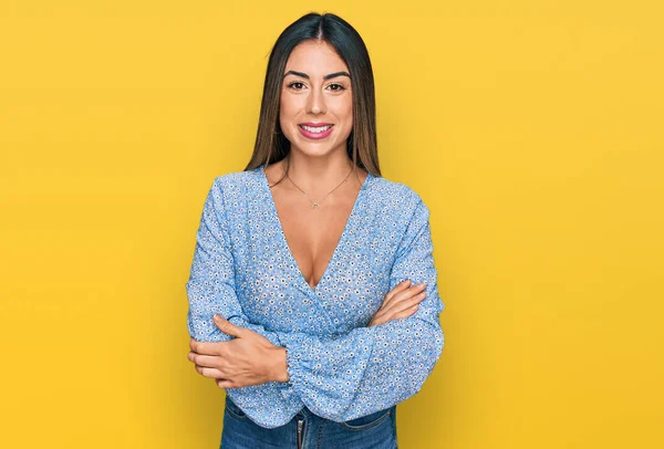 Jonge Latijns Amerikaanse Vrouw Met Casual Kleding Vrolijk Gezicht Glimlachend — Stockfoto