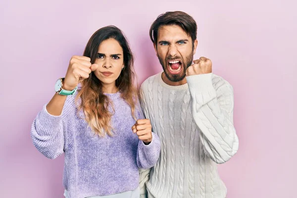 Junge Hispanische Paar Lässiger Kleidung Wütend Und Wütend Die Fäuste — Stockfoto