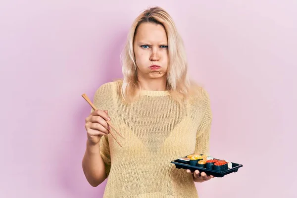 Kafkasyalı Güzel Sarışın Kadın Suşi Yiyor Yemek Çubukları Kullanarak Komik — Stok fotoğraf