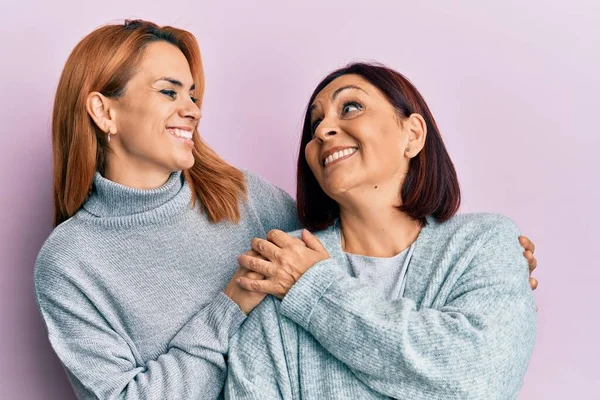 Hispanic Mother Daughter Smiling Happy Hugging Standing Isolated Pink Background — Stock Photo, Image