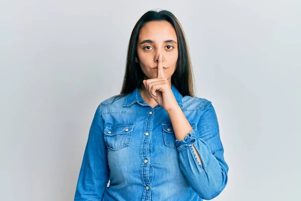 Młoda Latynoska Kobieta Dżinsowej Kurtce Prosi Ciszę Palcem Ustach Cisza — Zdjęcie stockowe