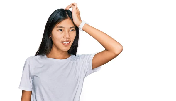 Hermosa Joven Mujer Asiática Con Camiseta Blanca Casual Sonriendo Seguro —  Fotos de Stock