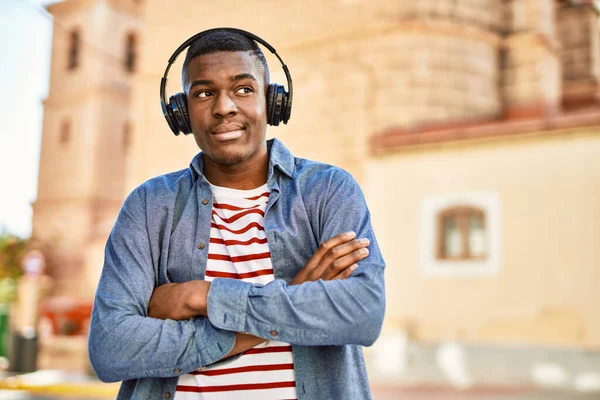 Fiatal Afro Amerikai Férfi Keresztbe Tett Kézzel Gesztussal Fejhallgatóval Városban — Stock Fotó