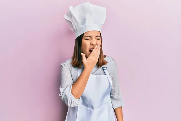 Jeune Belle Femme Portant Uniforme Cuisinier Professionnel Chapeau Ennuyé Bâillement — Photo