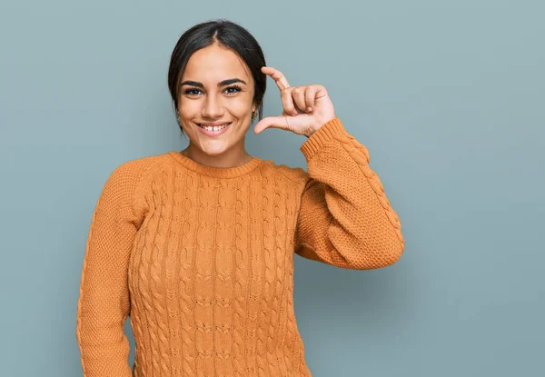 Mladá Bruneta Žena Sobě Ležérní Zimní Svetr Úsměvem Sebevědomé Gestikulace — Stock fotografie