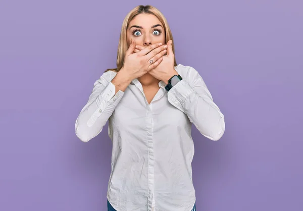 Mujer Joven Caucásica Con Ropa Casual Impactada Cubriendo Boca Con — Foto de Stock