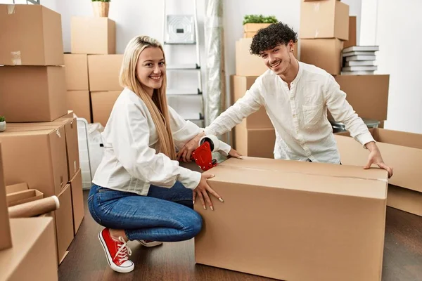 Schönes Junges Paar Lächelt Glücklich Beim Packen Von Pappkartons Neuen — Stockfoto