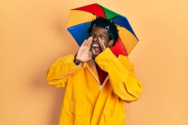 Jovem Afro Americano Vestindo Capa Chuva Amarela Gritando Zangado Voz — Fotografia de Stock