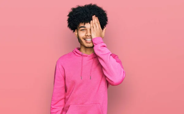 Joven Afroamericano Con Cabello Afro Usando Sudadera Rosa Casual Cubriendo — Foto de Stock