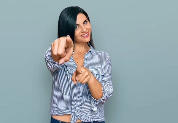 Giovane Donna Caucasica Indossa Abiti Casual Indicando Voi Fotocamera Con — Foto Stock