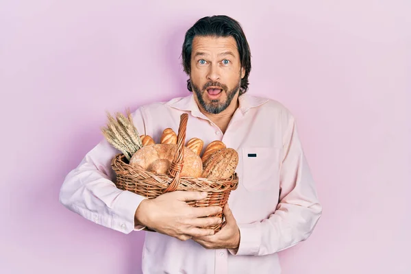 Middelbare Leeftijd Blanke Man Met Rieten Mand Met Brood Bang — Stockfoto