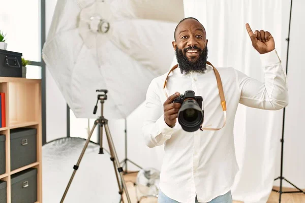 Africký Americký Fotograf Pracující Fotografickém Ateliéru Úžasem Překvapením Ukázal Prsty — Stock fotografie