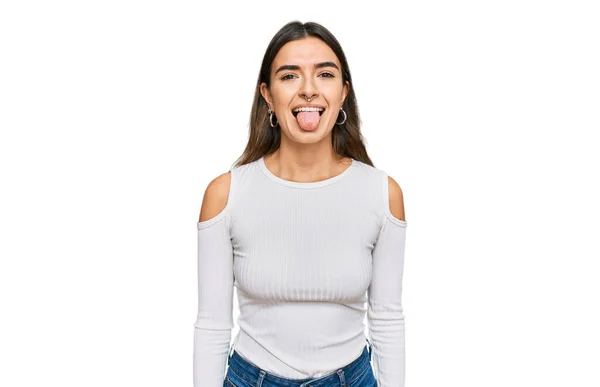 面白い表情で幸せ舌を突き出すカジュアルな服を着た若いヒスパニック系の女性 感情の概念 — ストック写真