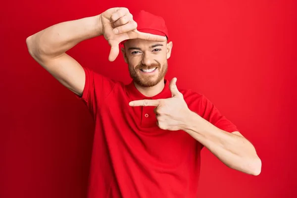 Giovane Uomo Rossa Indossa Uniforme Consegna Berretto Sorridente Rendendo Cornice — Foto Stock