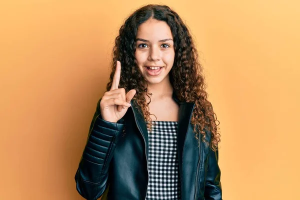 Chica Hispana Adolescente Con Chaqueta Cuero Negro Apuntando Con Dedo —  Fotos de Stock