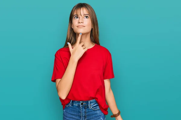 Tiener Kaukasisch Meisje Dragen Casual Rood Shirt Denken Geconcentreerd Twijfel — Stockfoto