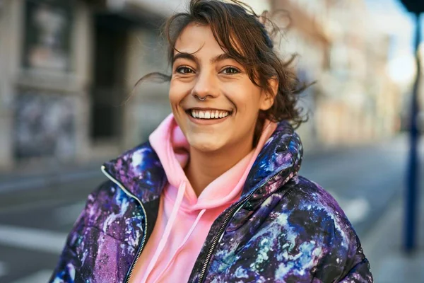 Joven Deportista Hispana Sonriendo Feliz Pie Ciudad —  Fotos de Stock