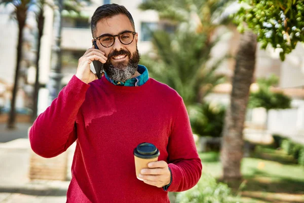 Jonge Spaanse Uitvoerende Man Praten Smartphone Het Drinken Van Koffie — Stockfoto