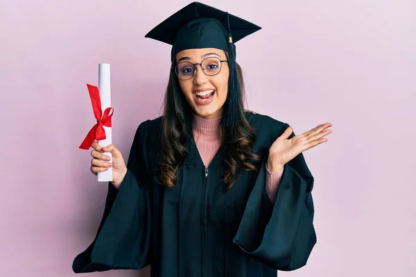 Giovane Donna Ispanica Indossa Uniforme Laurea Possesso Diploma Celebrando Raggiungimento — Foto Stock