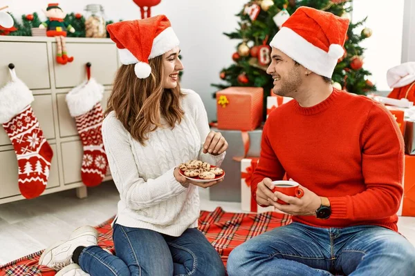 Genç Spanyol Çift Noel Şapkası Takıyor Kahve Içiyor Evde Kurabiye — Stok fotoğraf
