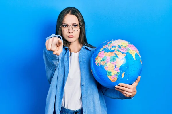 Joven Chica Hispana Sosteniendo Bola Del Mundo Señalando Con Dedo — Foto de Stock