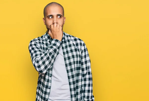 Hispanic Vuxen Man Bär Casual Kläder Ser Stressad Och Nervös — Stockfoto