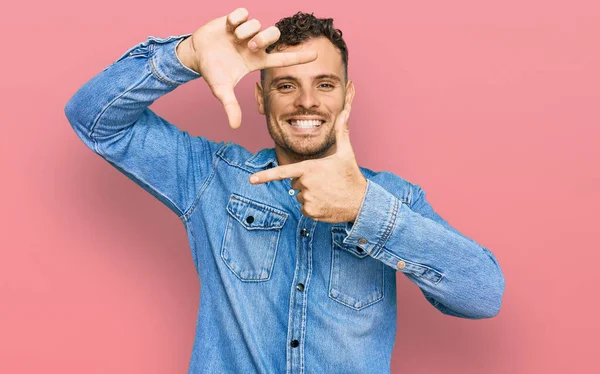 Giovane Uomo Ispanico Indossa Giacca Jeans Casual Sorridente Facendo Cornice — Foto Stock