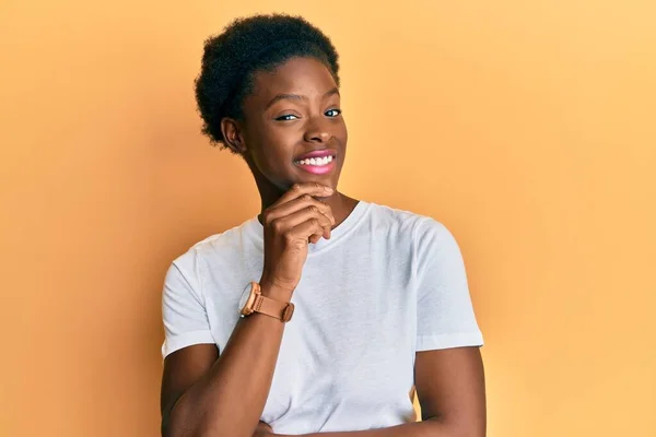 Ung Afrikansk Amerikansk Flicka Bär Casual Vit Shirt Leende Ser — Stockfoto