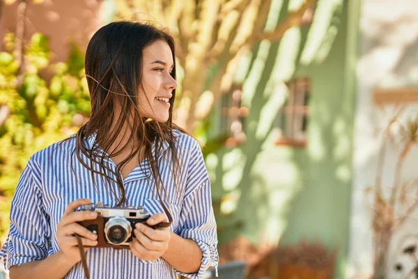 Junge Hispanische Touristin Lächelt Glücklich Mit Kamera Park — Stockfoto