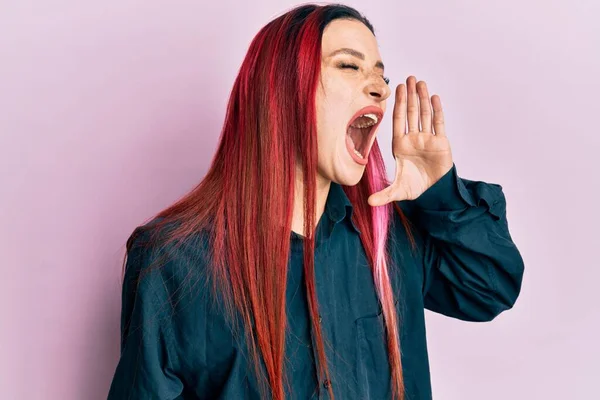 Jonge Blanke Vrouw Draagt Casual Kleding Schreeuwend Schreeuwend Luid Naast — Stockfoto