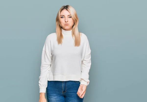 Junge Kaukasische Frau Lässigem Winterpullover Mit Aufgeblasenen Wangen Und Lustigem — Stockfoto