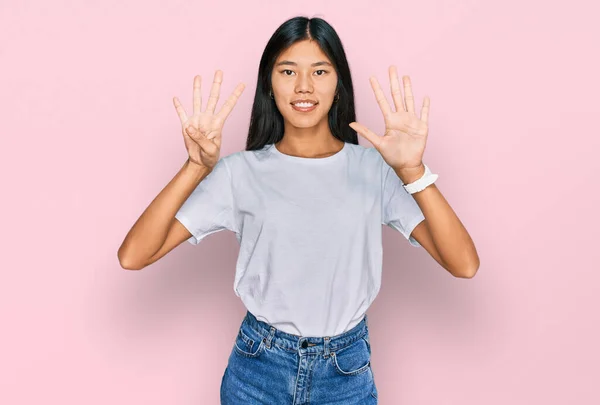 티셔츠를 자신감 행복하게 웃으면서 손가락으로 가리키는 아름다운 아시아 — 스톡 사진
