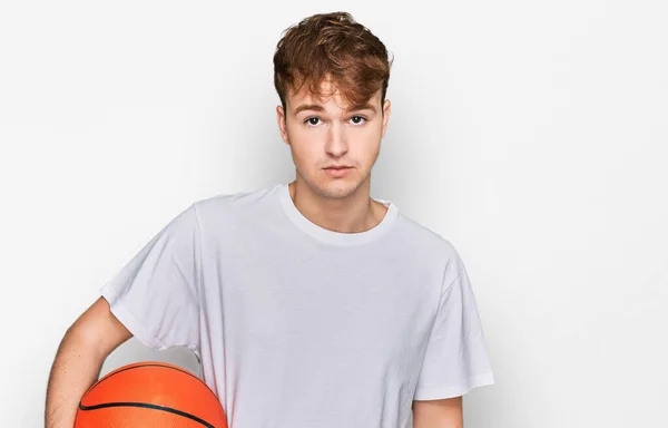 Pria Muda Kaukasia Memegang Bola Basket Berpikir Sikap Dan Ekspresi — Stok Foto