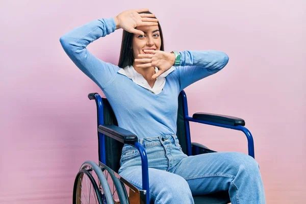 Красивая Женщина Голубыми Глазами Сидящая Инвалидной Коляске Весело Улыбающаяся Играющая — стоковое фото