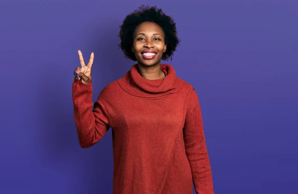 Africano Americano Mulher Com Cabelo Afro Vestindo Camisola Gola Alta — Fotografia de Stock