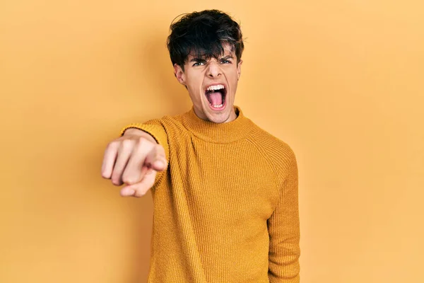 Schöner Junger Hipster Lässigem Gelben Pullover Der Unzufrieden Und Frustriert — Stockfoto