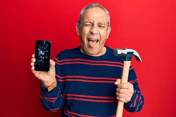 Senior Latinamerikan Man Håller Bruten Smartphone Visar Sprucken Skärm Och — Stockfoto