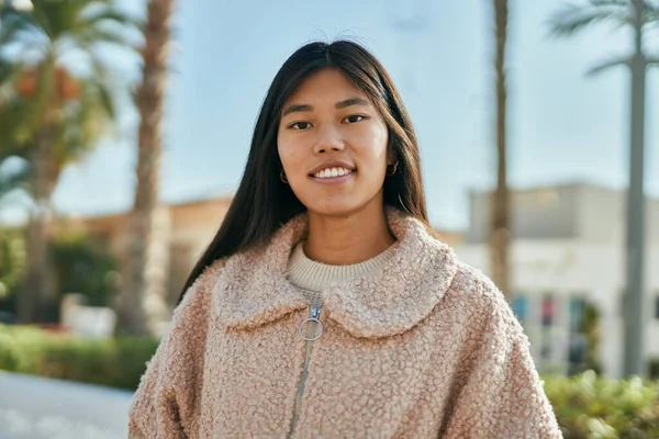 Joven Mujer Asiática Sonriendo Feliz Pie Ciudad —  Fotos de Stock