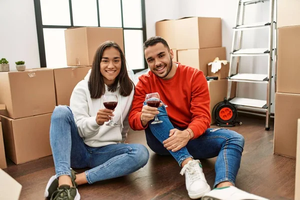 Young Latin Couple Smiling Happy Toasting Red Wine New Home — Stock Photo, Image