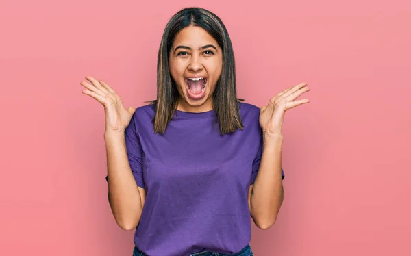 Joven Chica Hispana Vistiendo Casual Camiseta Púrpura Celebrando Loco Sorprendido —  Fotos de Stock