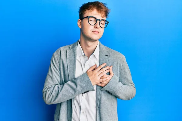 Joven Caucásico Vestido Con Ropa Elegante Gafas Sonriendo Con Las —  Fotos de Stock