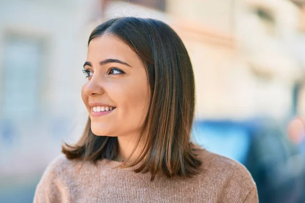 Joven Mujer Hispana Sonriendo Feliz Pie Ciudad — Foto de Stock